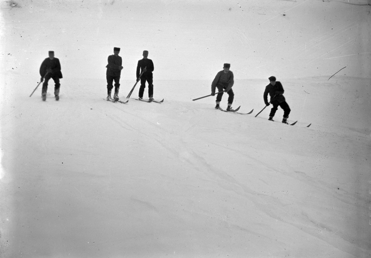 Fem menn på skitur. 