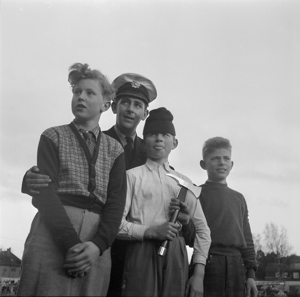 Brannmannsdagen 1955. Gutter med brannøks
