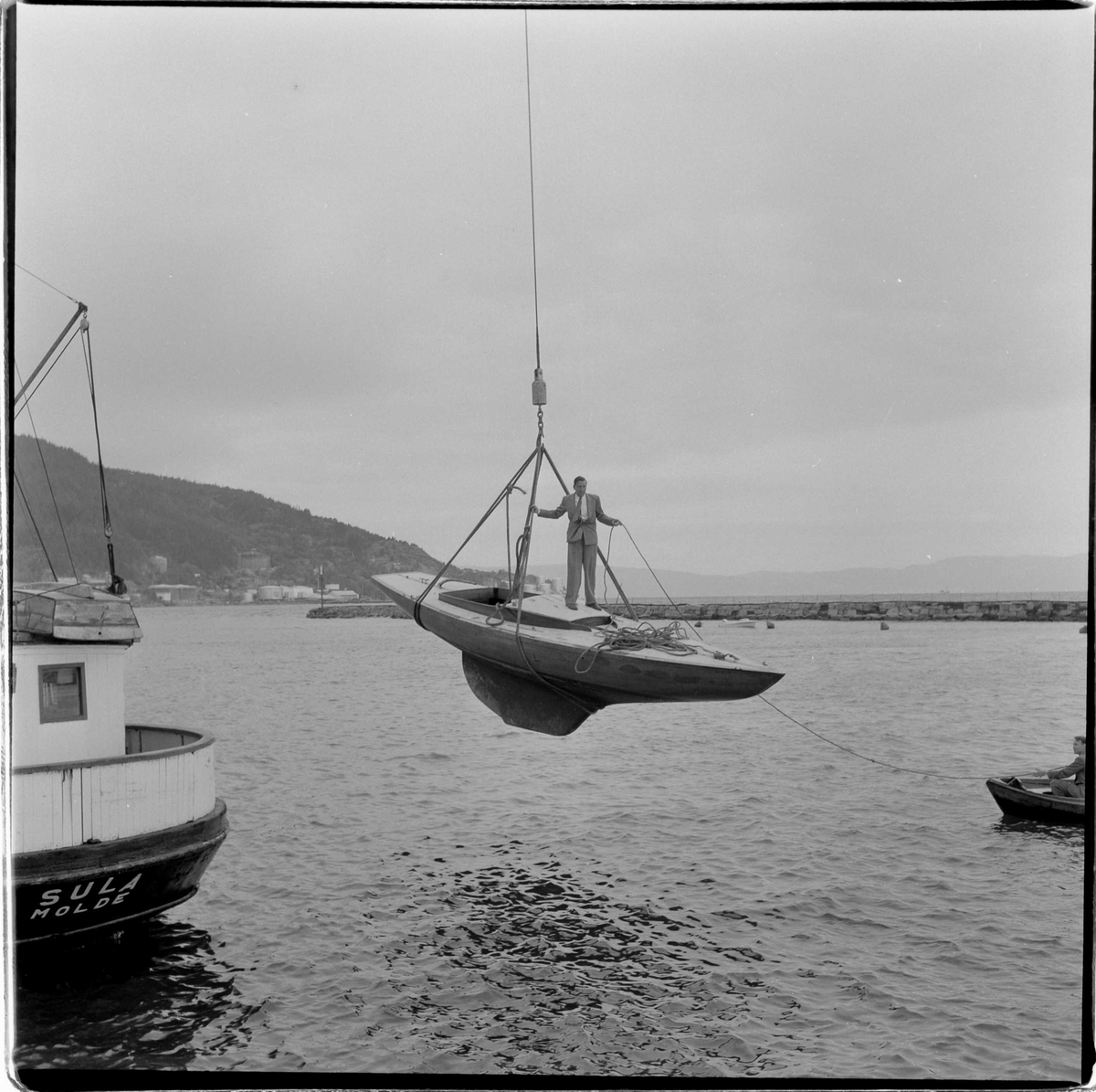 Sjøsetting av seilbåt på Ila pir