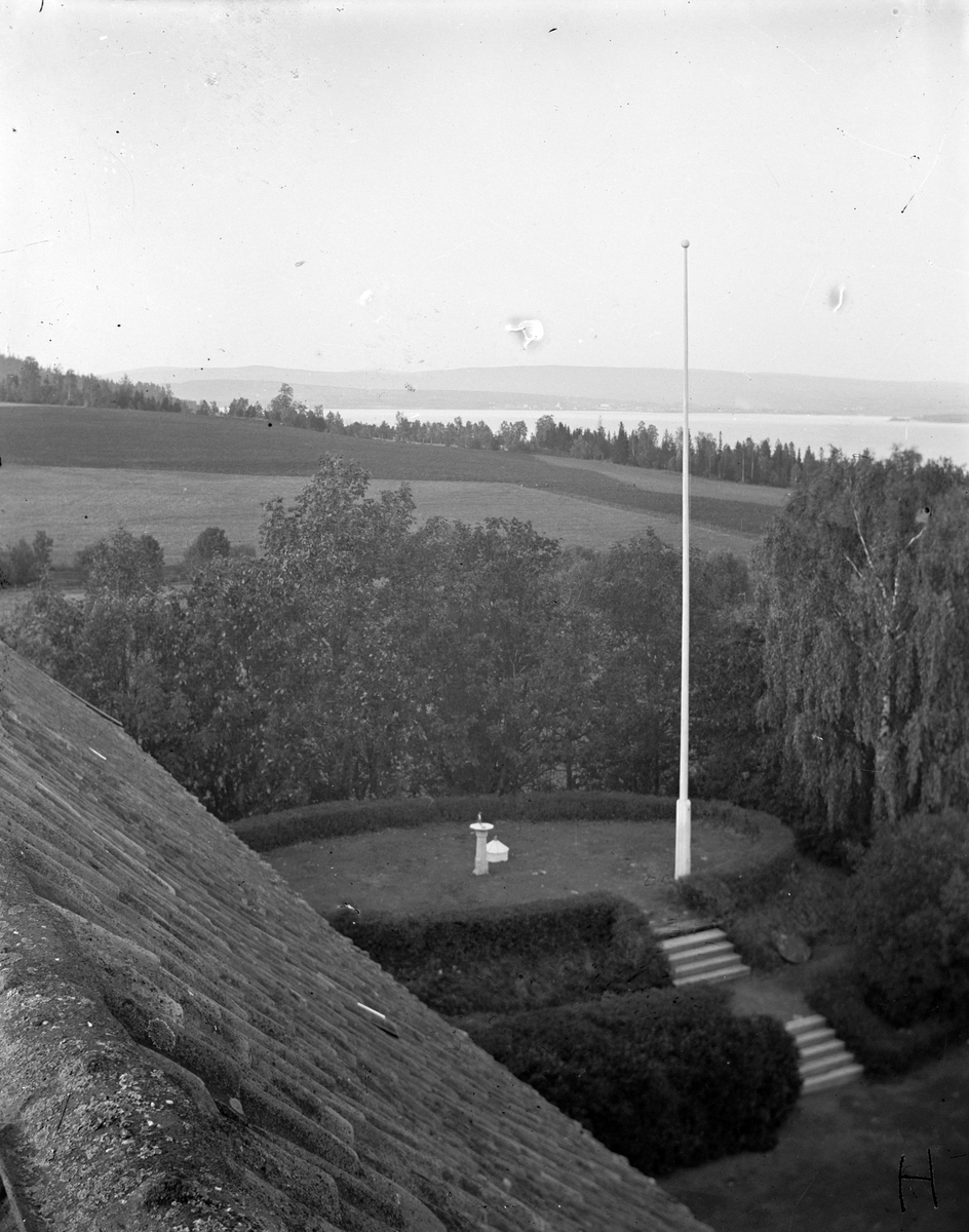 Hovinsholm gård, Helgøya i Ringsaker. Flaggstangplassen sett fra tårnet på hovedbygningen. Foto Jacob Hoel. 