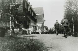 Tyske soldater patruljerer utenfor Orkla Hotell.