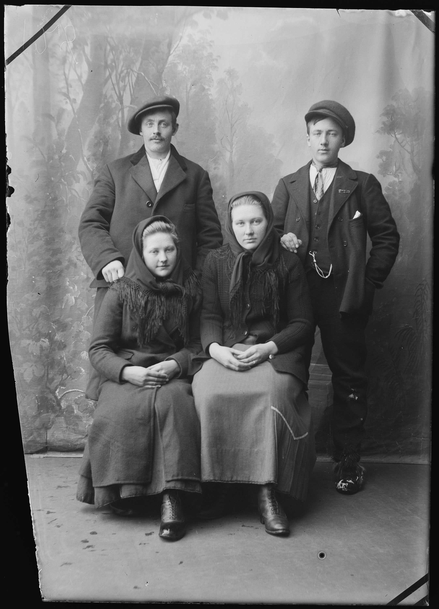 Familiebilde, gruppeportrett av fire personer