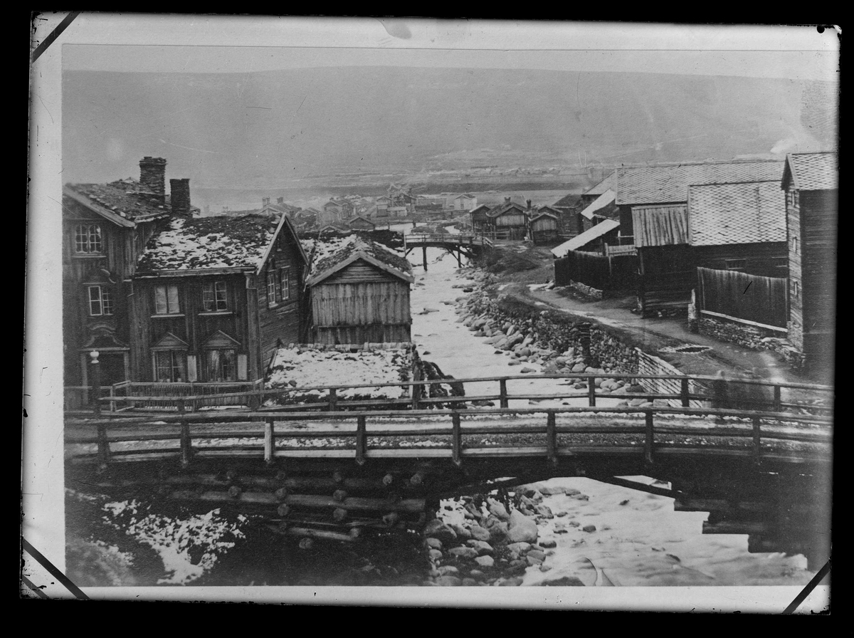 Parti fra Røros sentrum. Hitterelva med Øvre bru, bebyggelse i Lorentz ...