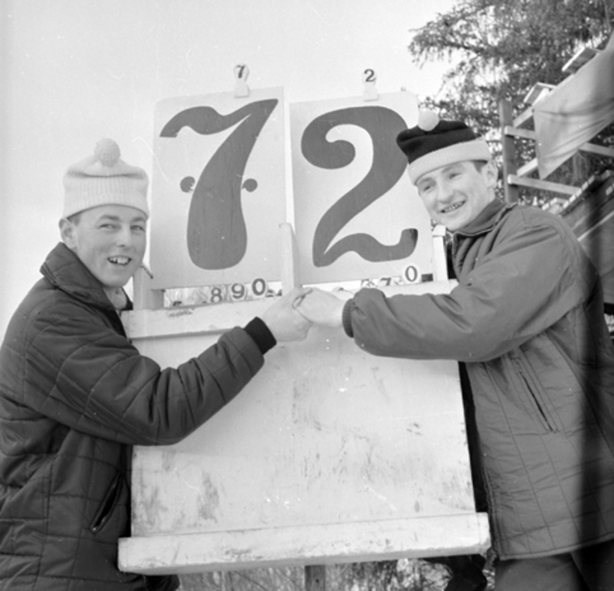 Skihopp. Mikkel Dobloug t. v. og Bjørn Wirkola. Jr.NM Gjørsliberget 17.februar 1963. Wirkola satte bakkerekord 72m i sitt siste hopp som ble stående til evig tid. Mikkel nr. 2 i rennet. Ski, hopp.