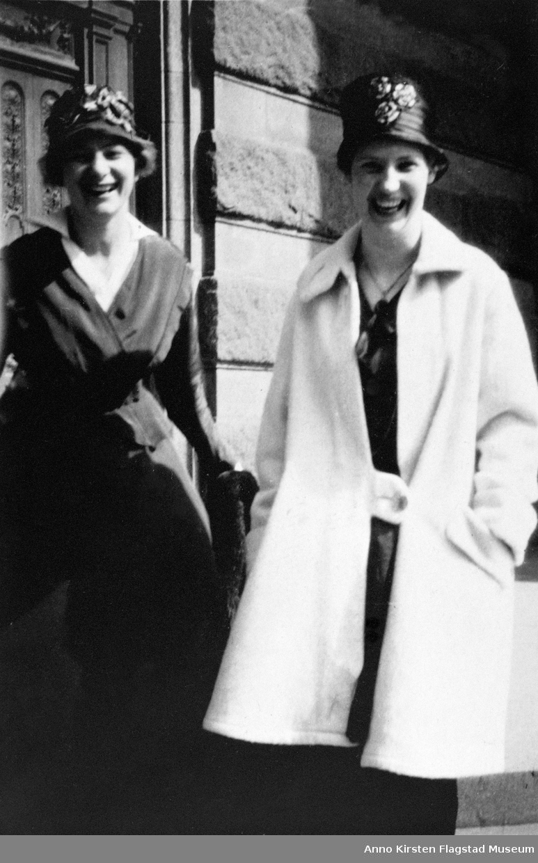 Kirsten Flagstad og hennes venninne Grace Grung i Stockholm 1917. Kirsten Flagstad til høyre. Kirsten Flagstad and her friend Grace Grung in Stockholm 1917. Kirsten Flagstad to the right. 