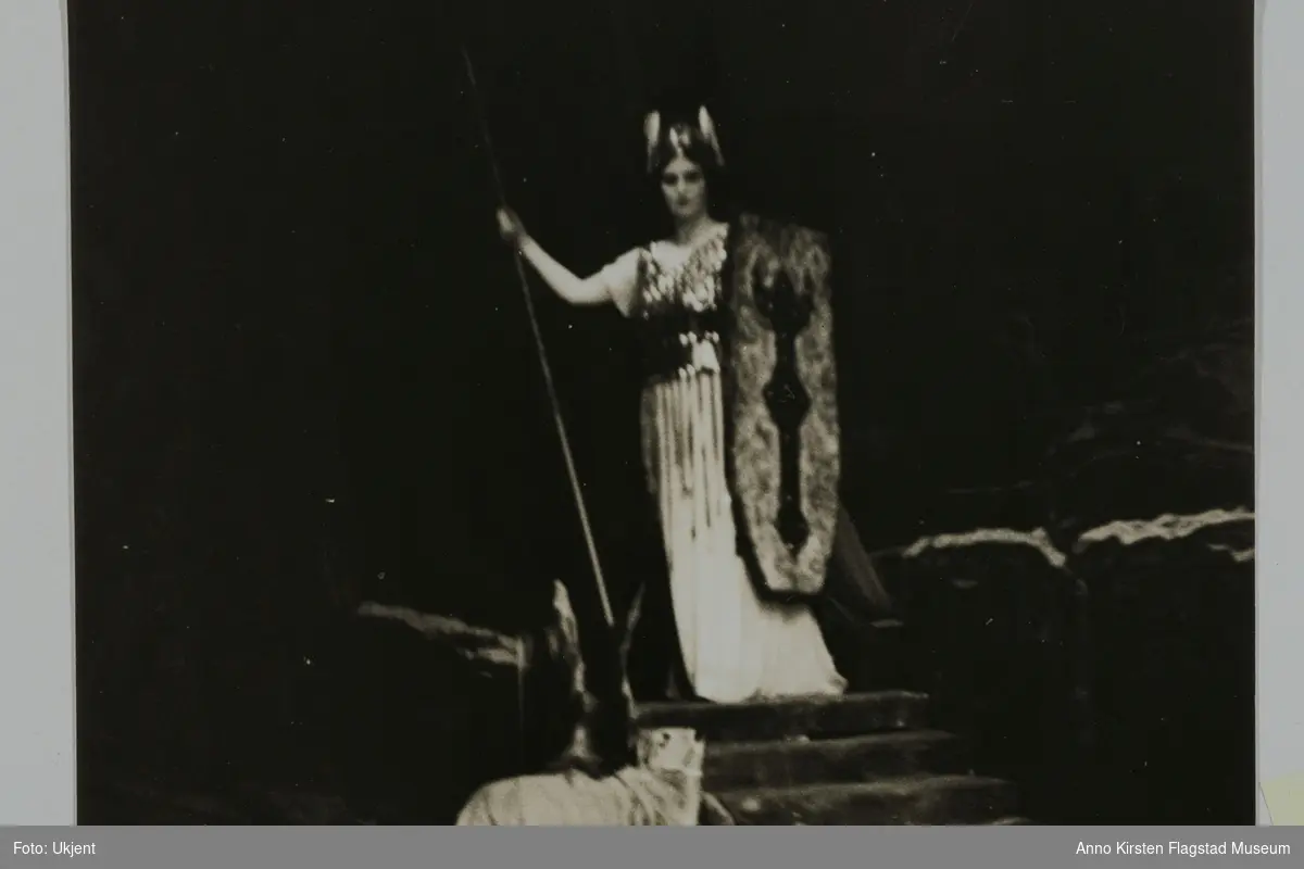 Rollebilde. Kirsten Flagstad som Isolde i Tristan und Isolde, opera av Richard Wagner. Role photo. Kirsten Flagstad as Isolde in Tristan und Isolde, opera by Richard Wagner. 