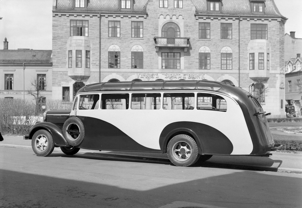 Olruds Auto. Buss, D-5192. Jernbaneplassen, Hamar. 

Denne bussen ble kjøpt av rutebileier Embret Mellesmo, Alvdal, og satt i rutetrafikk Alvdal-Folldal-Hjerkinn. Bussen er lakkert i gult og mørk brun. I 1951 gikk Mellesmo sammen med seks andre rutebileiere i regionen og dannet Alvdal-Folldal-Hjerkinn-Atna Bilruter (AFHA). Denne bussen var fremdeles i trafikk. 