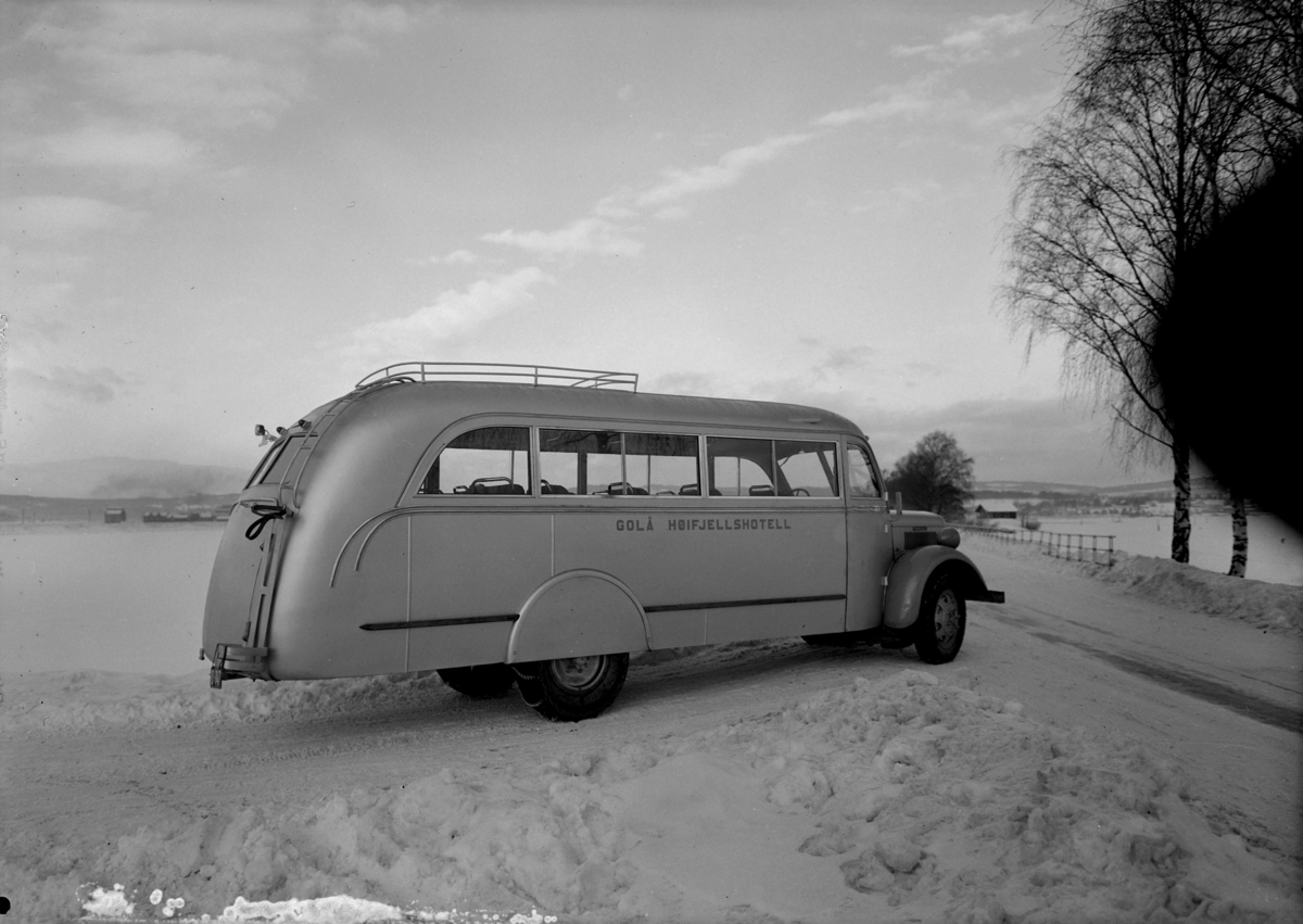 JORDKJEND, BUSS M/ "GOLÅ HØIFJELLSHOTELL" Stangebrua. 


Bussen er en Volvo 1936. karosseriet ble laget av Kristiansand Karosserifabrikk. Den gikk i fast rute mellom Harpefoss og Golå fra ca 1936 til ca 1960. Min far hadde rutevognbevilgning på strekket. Under krigen gikk den på gengass (knott). Den ble vedlikeholdt av far og Jakop Kleiven, Otta. 
Dekkslene over bakjulene forsvant fort, og den fikk også støtfanger med plogfeste foran. 
Bildet er tatt ved Stangebrua, Hamar/Stange. 