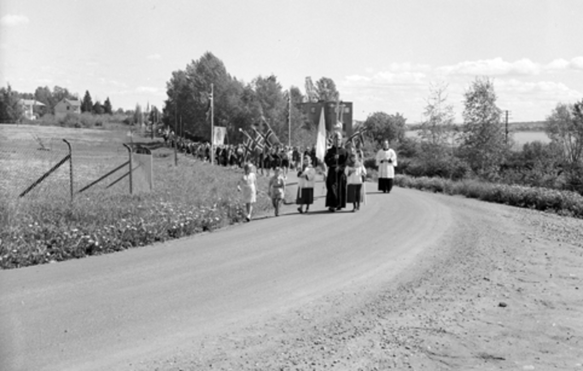 Hamar kommune, byjubileum 1949, 29. mai, Hamar 100 år, Domkirkeodden, katolsk jubileumsmesse for St. Torfinns menighet, prosesjon i Storhamargata,
