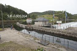 Turistbåten «Henrik Ibsen» på veg mot Kjeldal sluse i Bandak