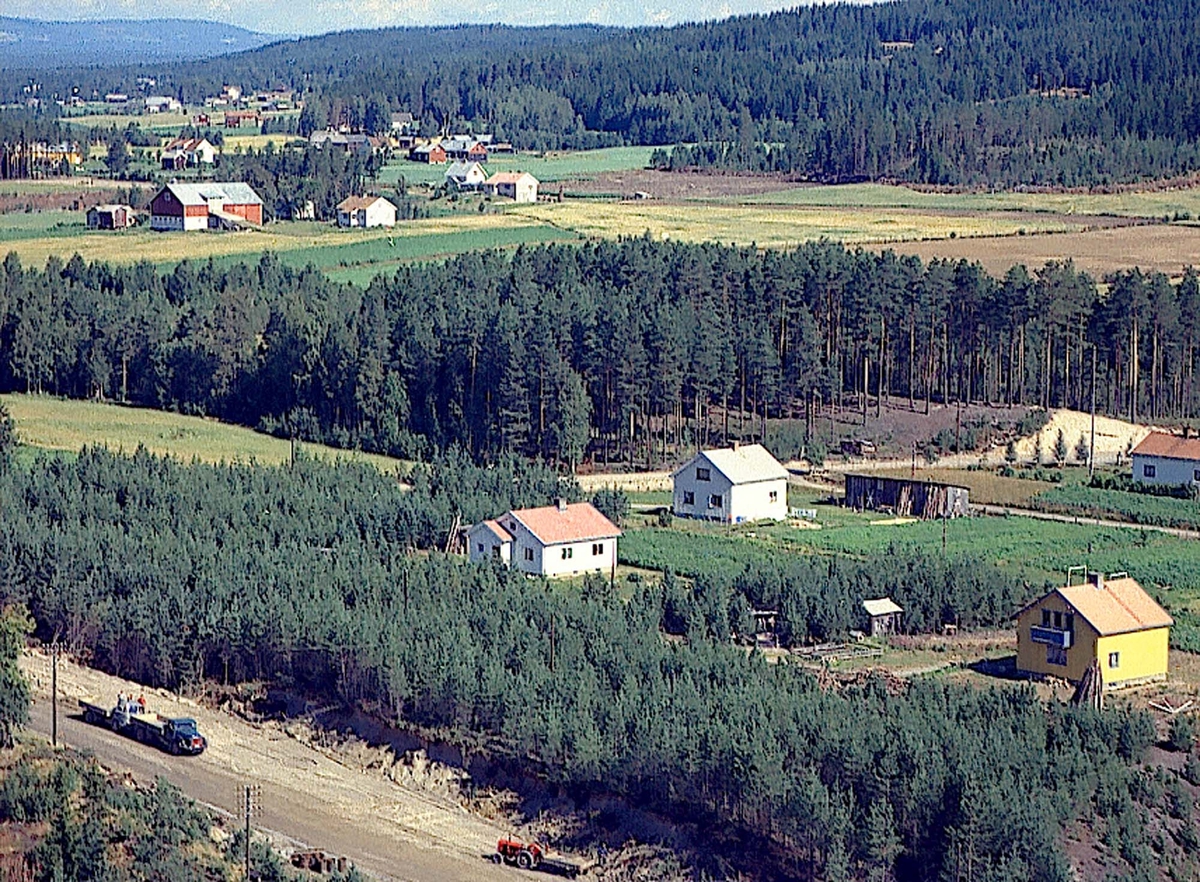 Skybakkgrenda på Jømna (nedre høyre hjørne) med Movold (Gnr 74/5) i bakgrunnen (øvre venstre hjørne).