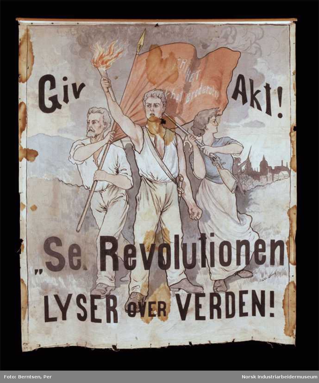 Revolusjonen på frammarsj: massene i bakgrunnen, flagg, fakkel, gevær, en kvinne og to menn leder an. Flerfarget, men falmet.