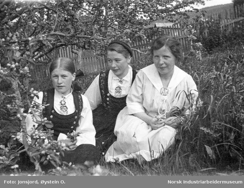 tre unge kvinner i hagen