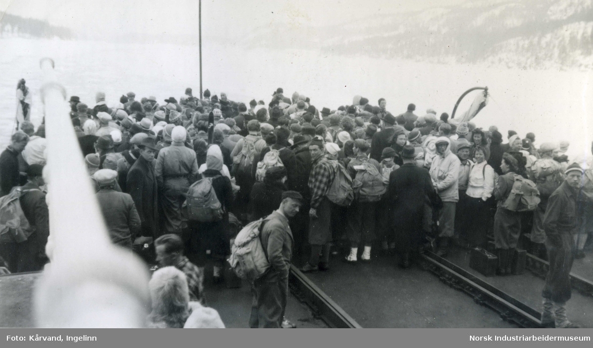 Påske 1942, mennesker på båt over Tinnsjøen