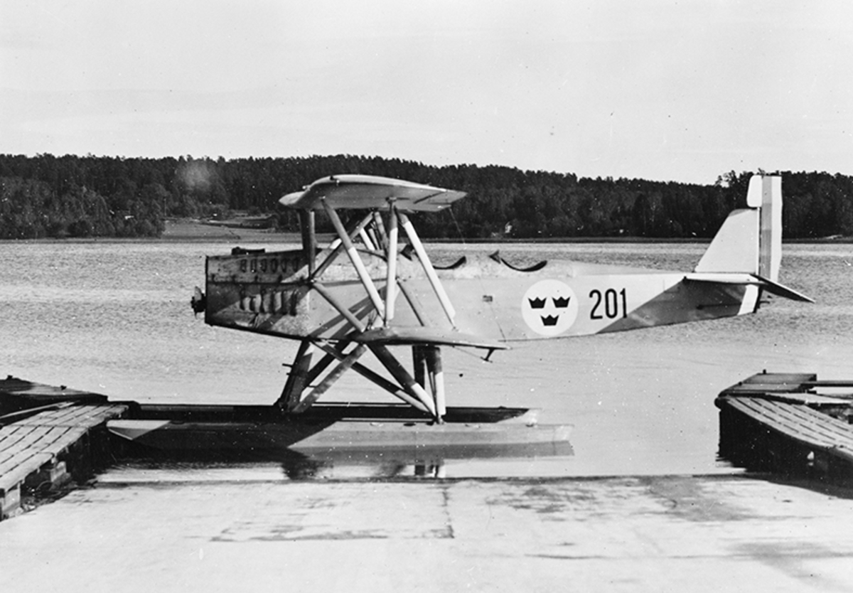Flygplan SK 4 på vatten vid sjösättningsrampen vid F 2 Hägernäs.