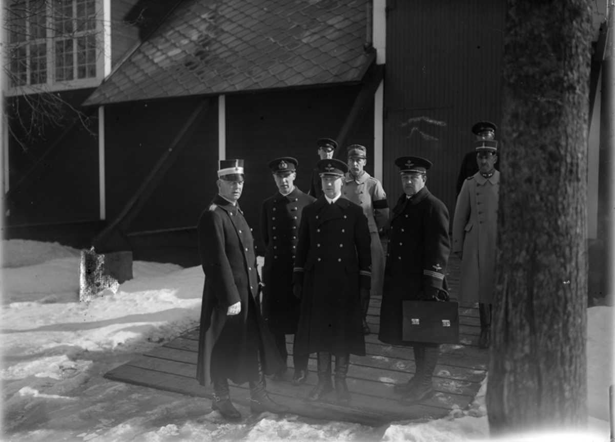 En samling män vid byggnad. Tillförordnade chefen för Flygvapnet inspekterar tredje flygkåren på Malmen, 1931.