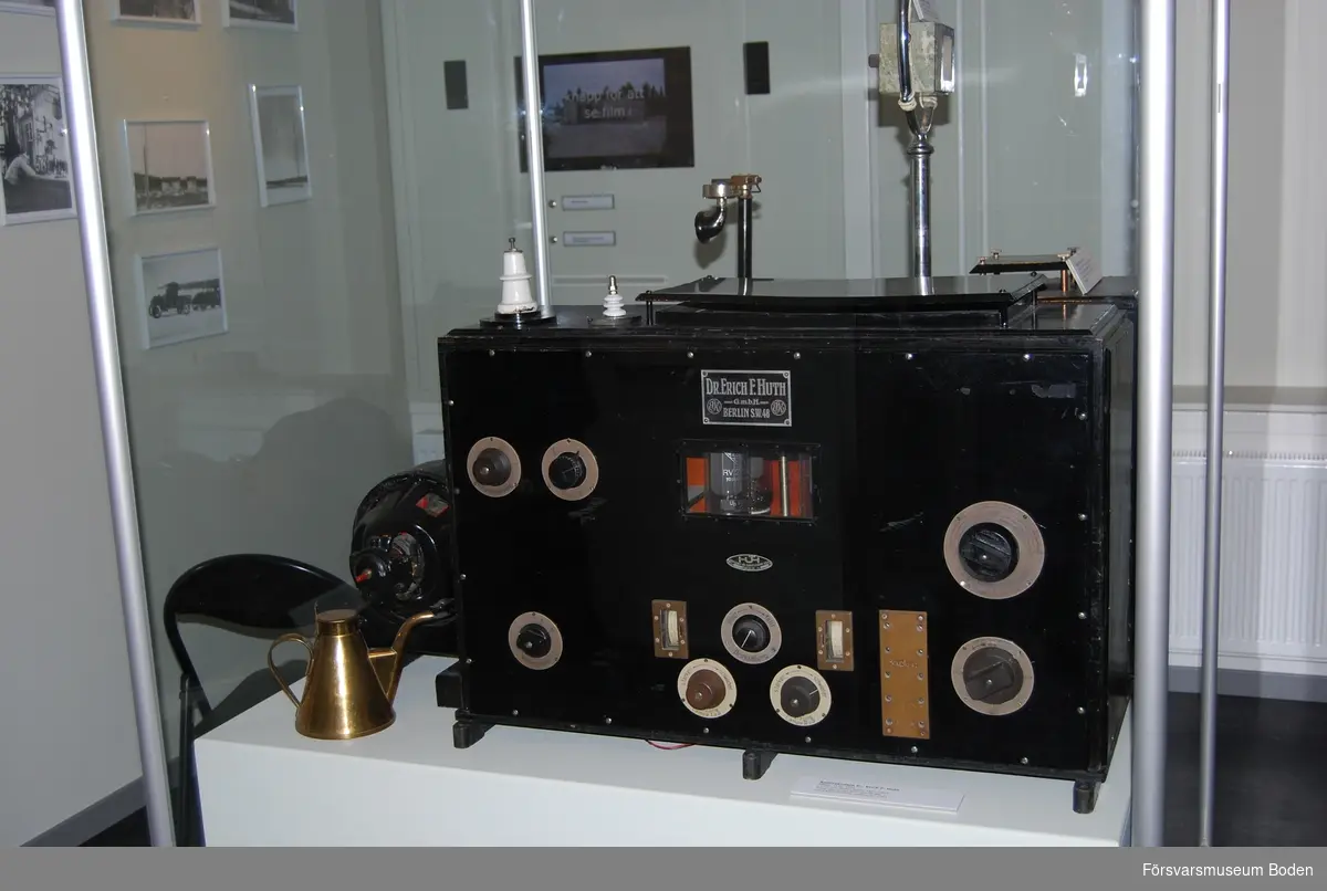Radiosändare med 1000 Watt antenneffekt för långvåg, tre fasta våglängder 450/600/1800 meter. Kan sända telefoni (tal och musik) eller telegrafi. Avsedd att användas för kustradiotrafiken och installerades i juni 1921. Den användes även vid telegramtrafiken med Sveagruvan på Spetsbergen. De första provsändningarna med tal och musik gjordes i juli 1921 och togs emot i Luleå vid en jubileumsutställning, vilket kan anses vara rundradions debut i Sverige. Sändaren togs ur bruk i april 1925, då den ersattes av en ny Telefunkensändare. Denna kunde sända Radiotjänsts riksprogram då överföringsledningarna från Stockholm nu var klara.