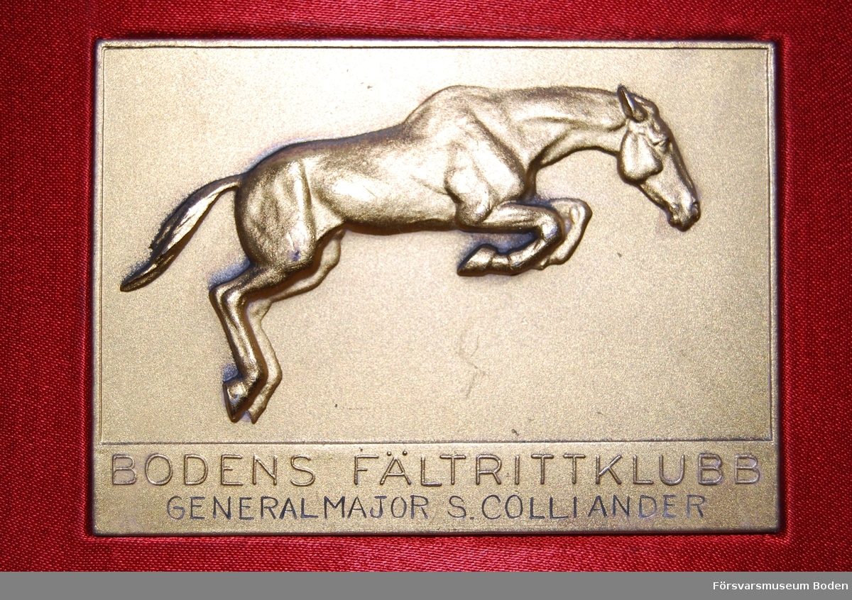Guldplakett från Bodens Fältrittklubb för generalmajor Sven Colliander. Med fodral. Daterad 23/5 1950 på baksidan.