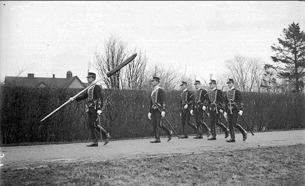 Standar och standarvakt på väg till soldathemmet för högtidlighållandet av 4 dec. 1930.