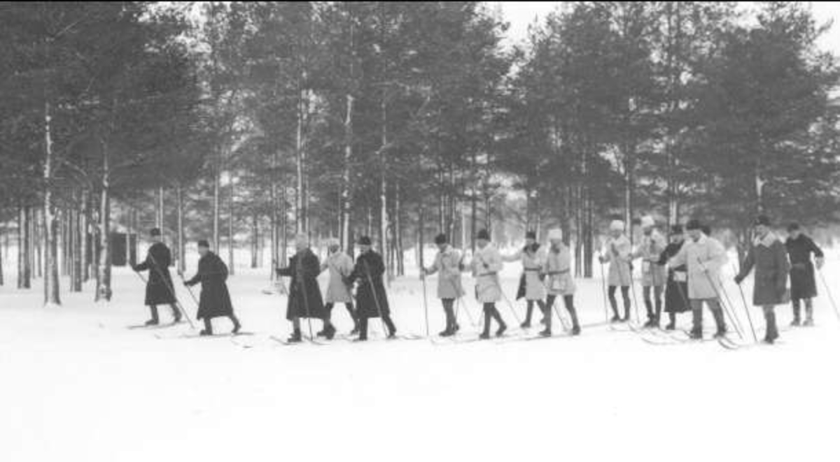 Befälsövningar i Umeå 1905. Deltagarna enligt förteckningar på kortet.