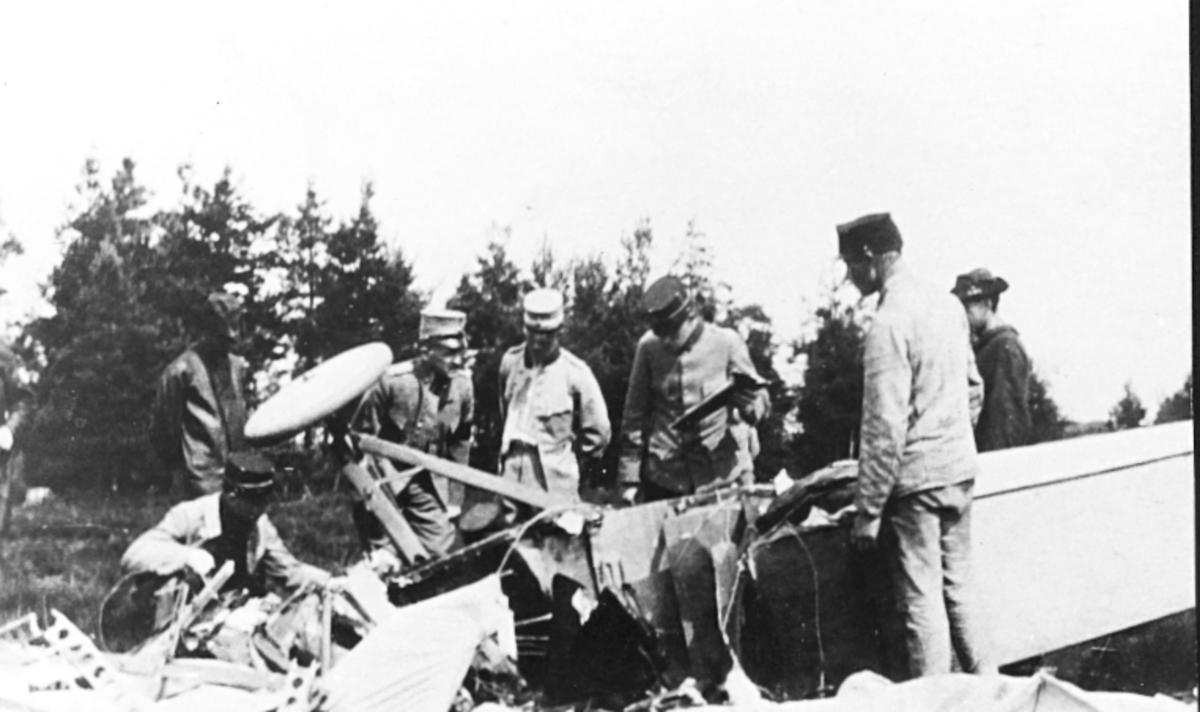 1916. Mannerström och Kruse omkommer vid haveri i Skillingaryd med flygplan Morane Parasol Thulin D armeflygplan nr.19.