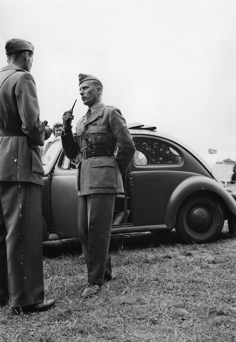 RILA, utställning. A 6, överstelöjtnant Carlborg vid en Volkswagen.
