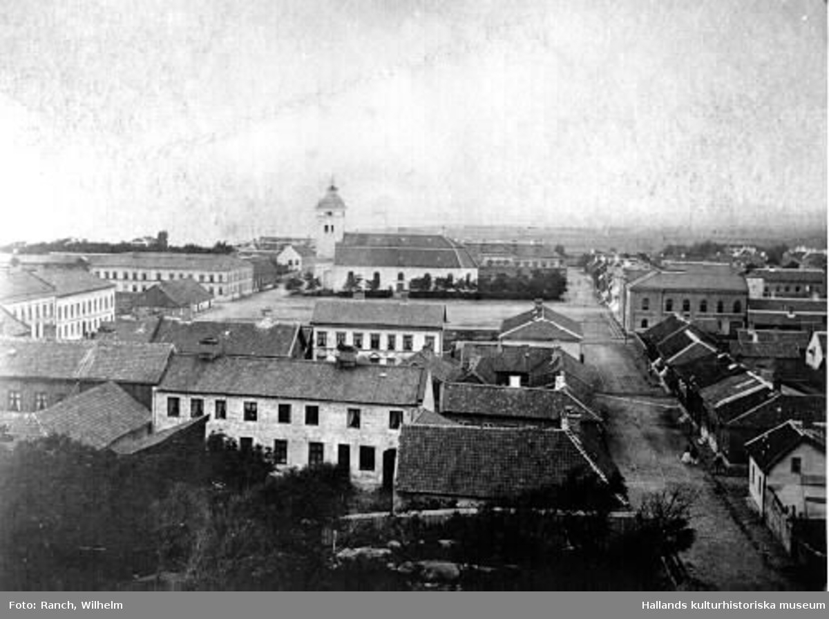 Stadsvy över Varberg. Bilden tagen från kvarnen i Pilhagen, mot norr. 1870-tal. Kv Sparbanken, Drottninggatan, kv Pilhagen.