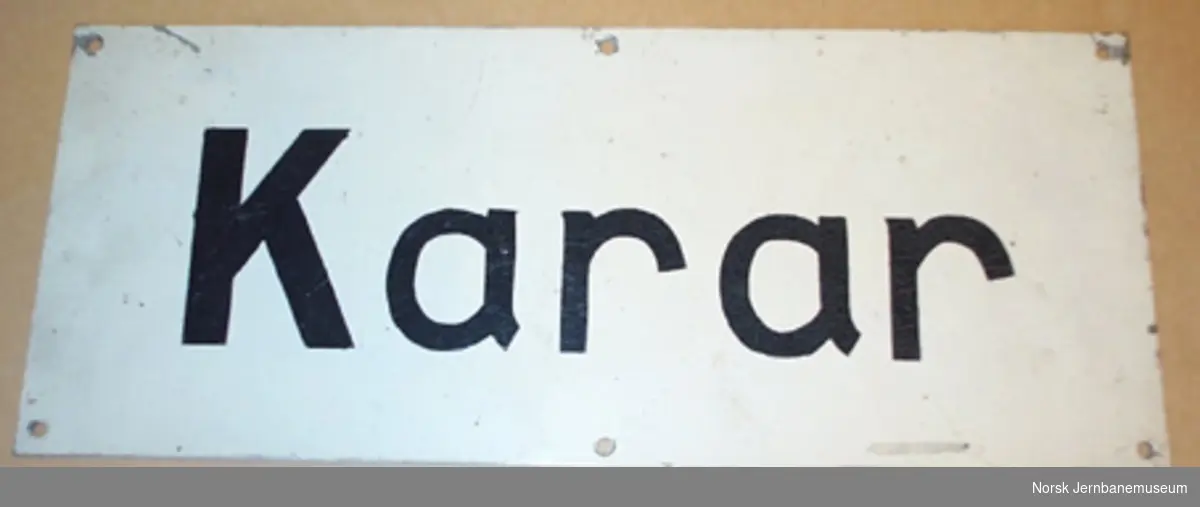 Skilt : "Karar" - til toalett på stasjoner