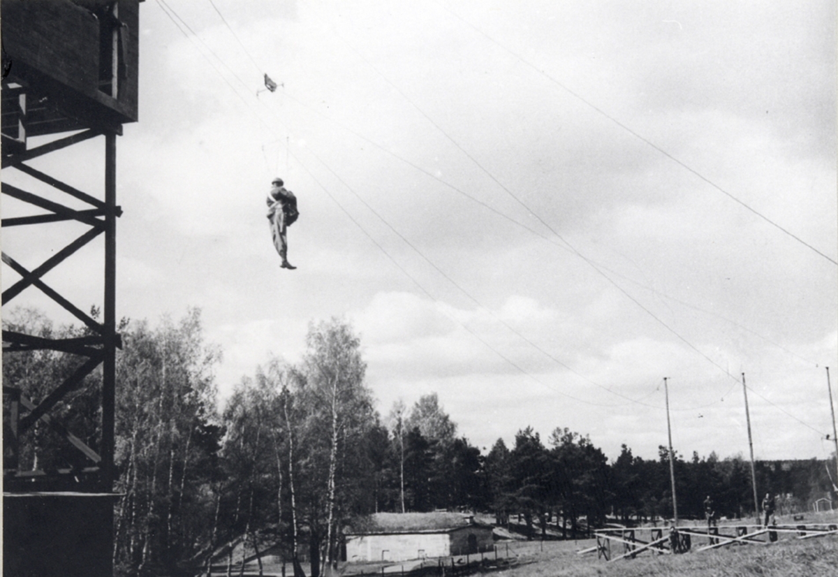 Fallskärmsjägarskolan i Karlsborg 1956.Hopptornet.