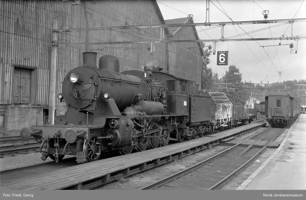 Damplokomotiv type 24b nr. 266 med godstog fra Randsfjord på Hønefoss stasjon