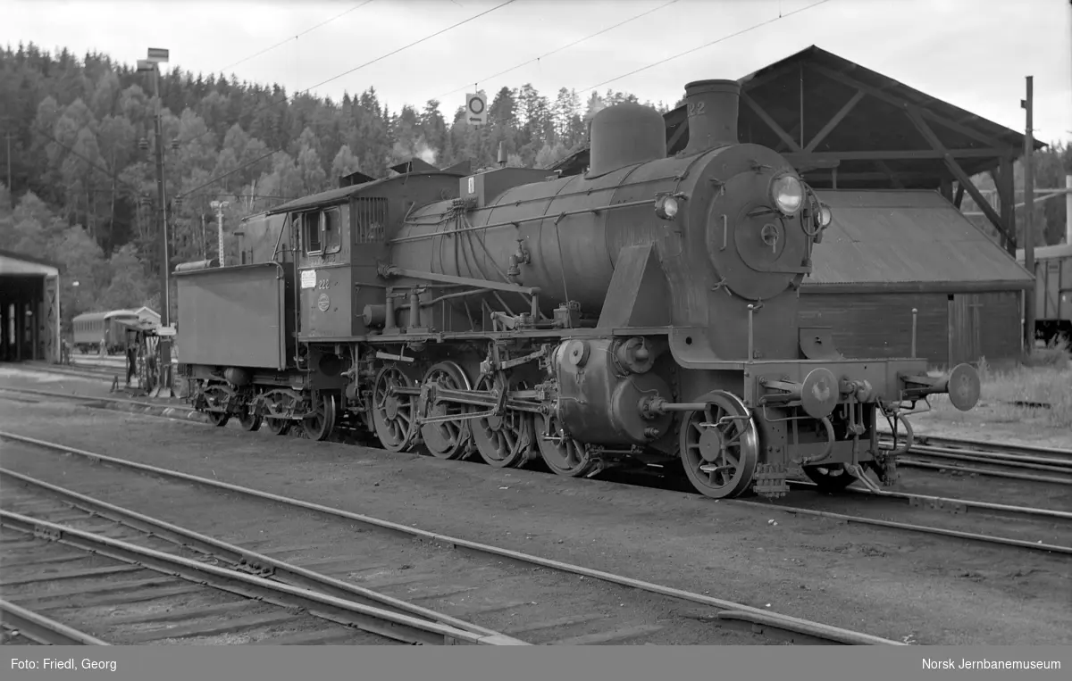 Damplokomotiv type 24b nr. 222 på Hønefoss stasjon