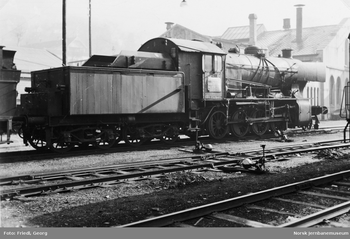 Damplokomotiv type 33a nr. 299 hensatt på Bergen stasjon før opphugging