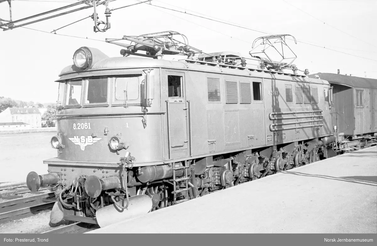 Elektrisk lokomotiv type El 8 nr. 2061 på Drammen stasjon