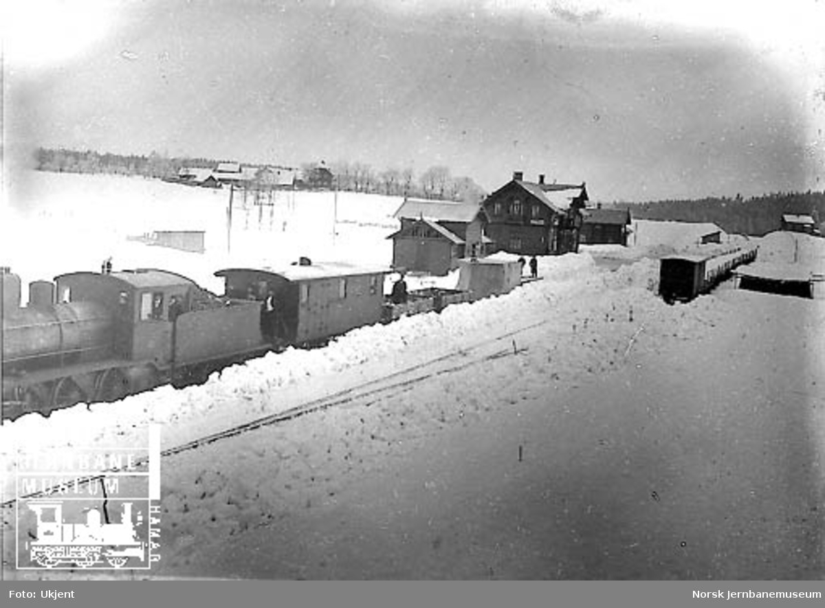 Kjelsås stasjon med snøryddingstog trukket av damplokomotiv