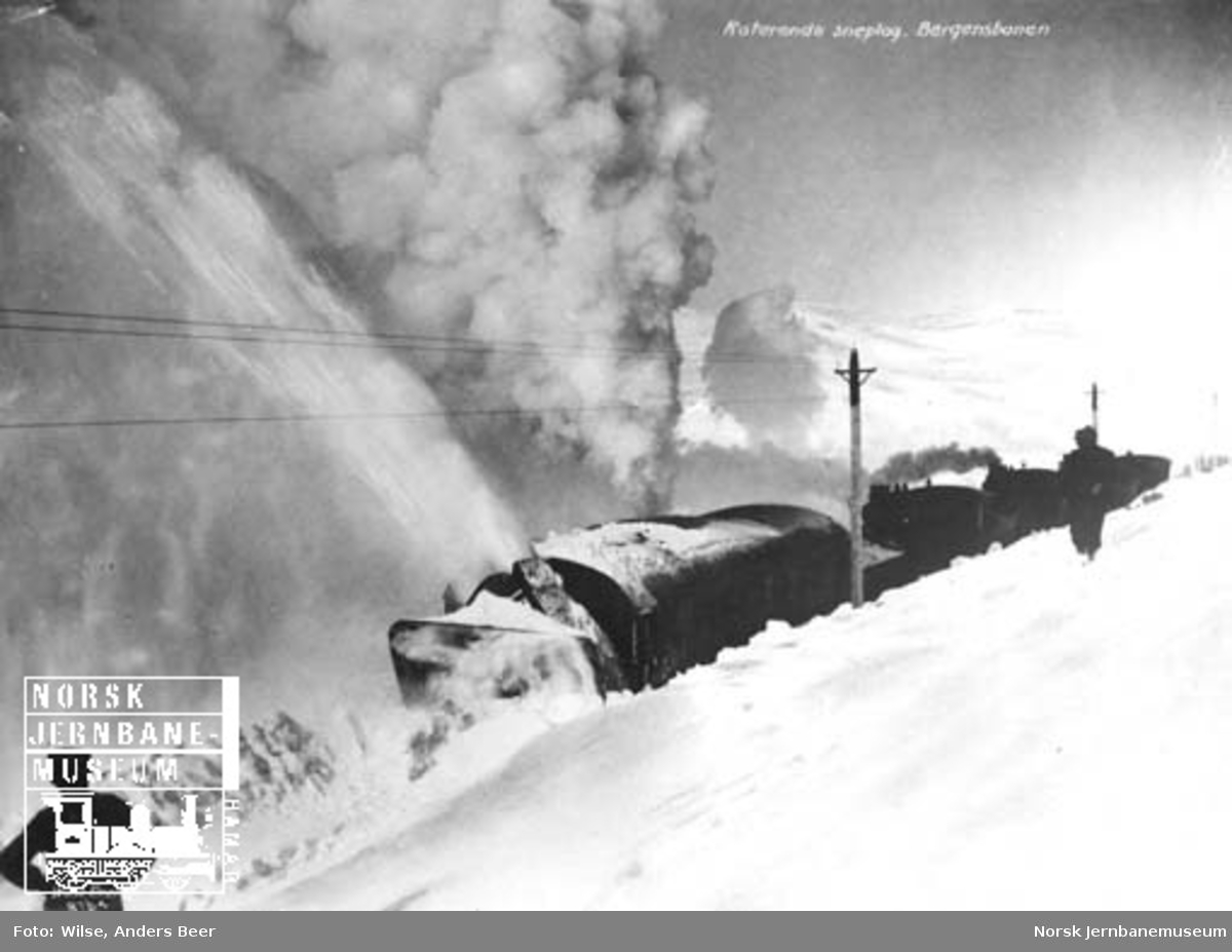Roterende snøplog skjøvet av to eller tre damplokomotiver i arbeid på Bergensbanen