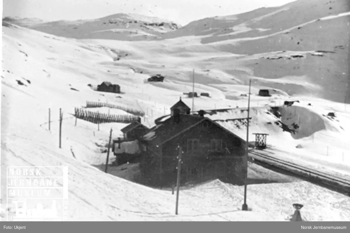 Vinterbilde av Upsete (Opset) stasjon