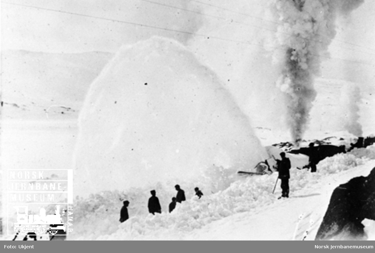 Roterende snøplog i arbeid på Bergensbanen, skjøvet av to eller tre damplokomotiver av type 21a