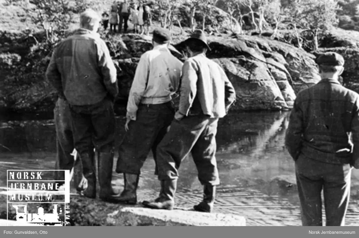 Fem menn ved gjennomslaget i tappetunnel fra Seltuftvatn