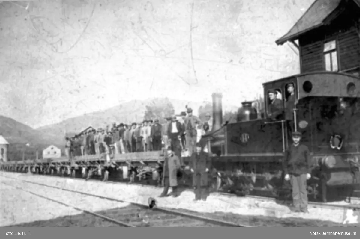 Damplokomotiv type 1 nr. 14 med grustog og mannskap på Ringebu stasjon