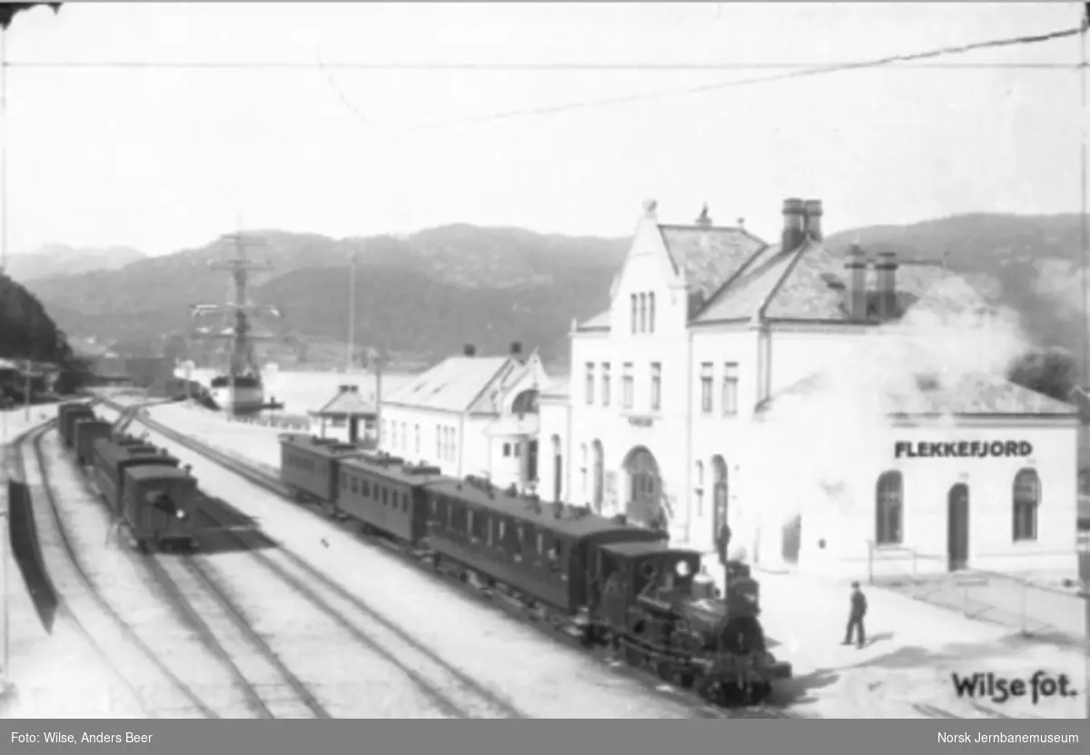 Damplokomotiv type IV nr. 4 "Freke" står klar med persontog i spor 1 på Flekkefjord