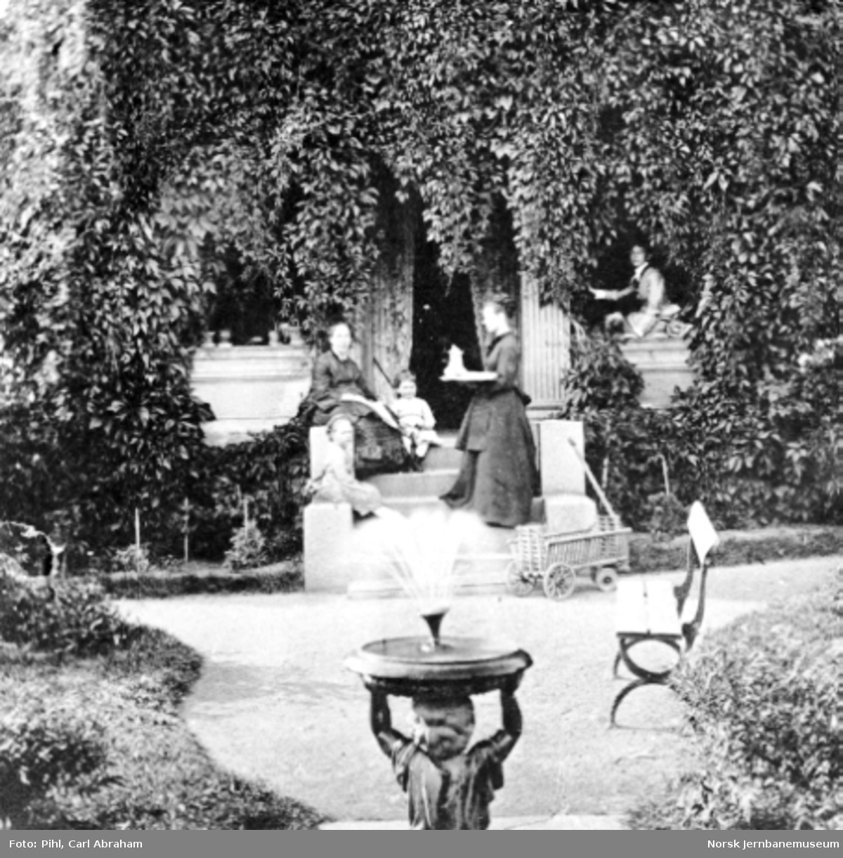 Pihls familie i familiens hage i Gustavs gate