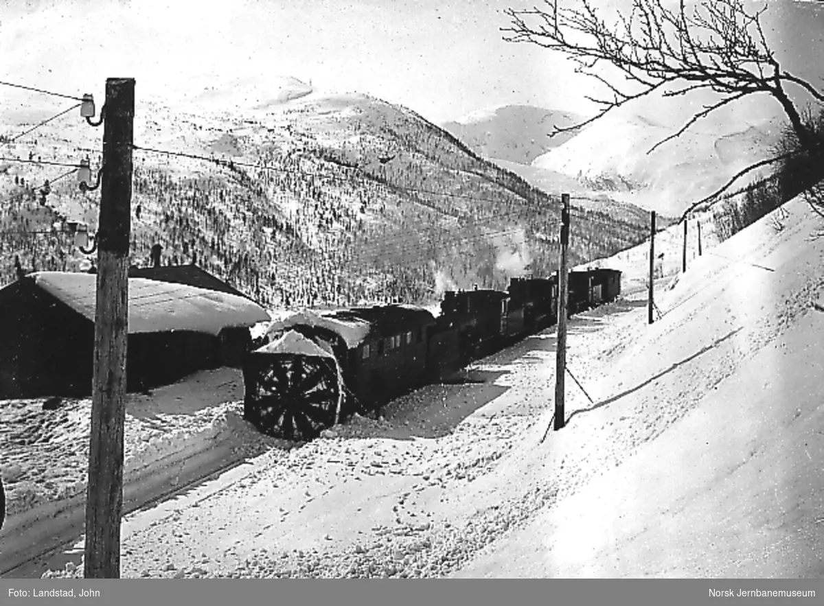 Roterende snøplog skjøvet av tre damplokomotiver på Mjølfjell stasjon