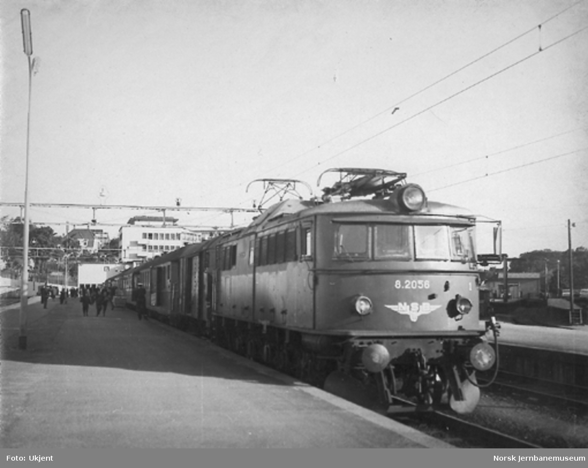 Elektrisk lokomotiv El 8 nr. 2056 foran persontog på Stavanger stasjon