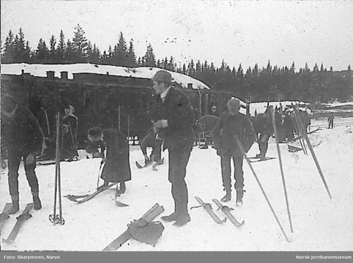 Nittedal stasjon med skiløpere som går av toget