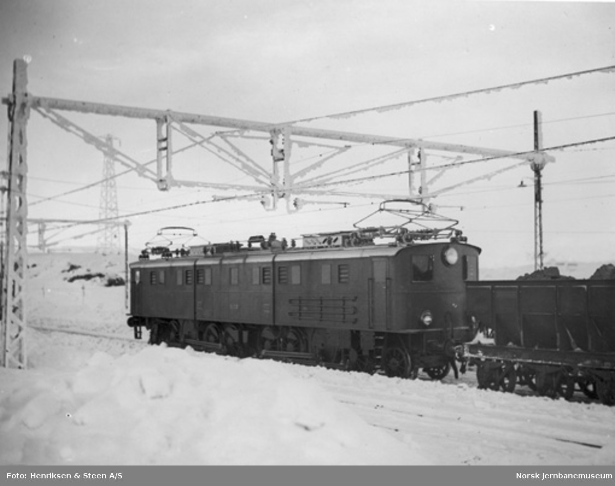 Elektrisk lokomotiv El 4 nr. 2033 med malmtog