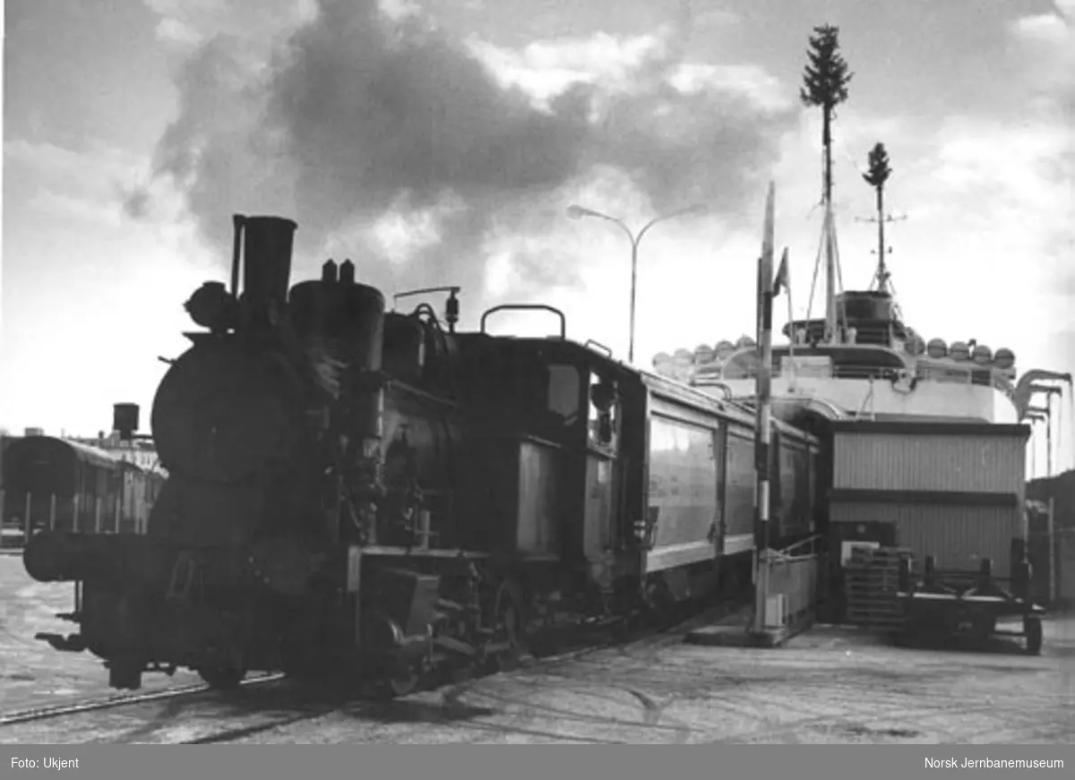 NSB damplokomotiv type 25a nr. 238 i fergeskiftingen i Kristiansand