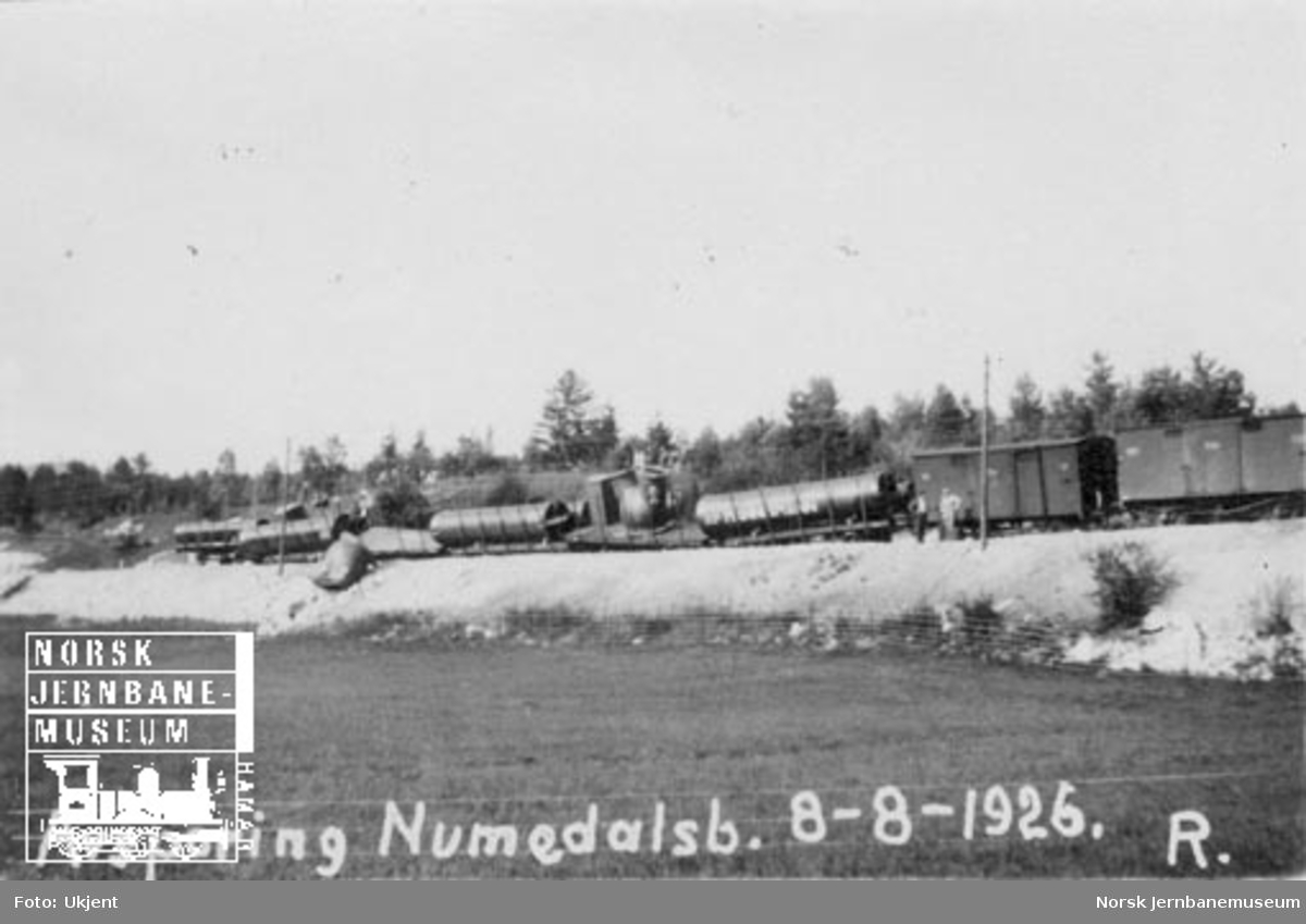 Avsporet godstog med materiell til Nore Kraftstasjon ved km 46; under den midlertidige driften på Numedalsbanen