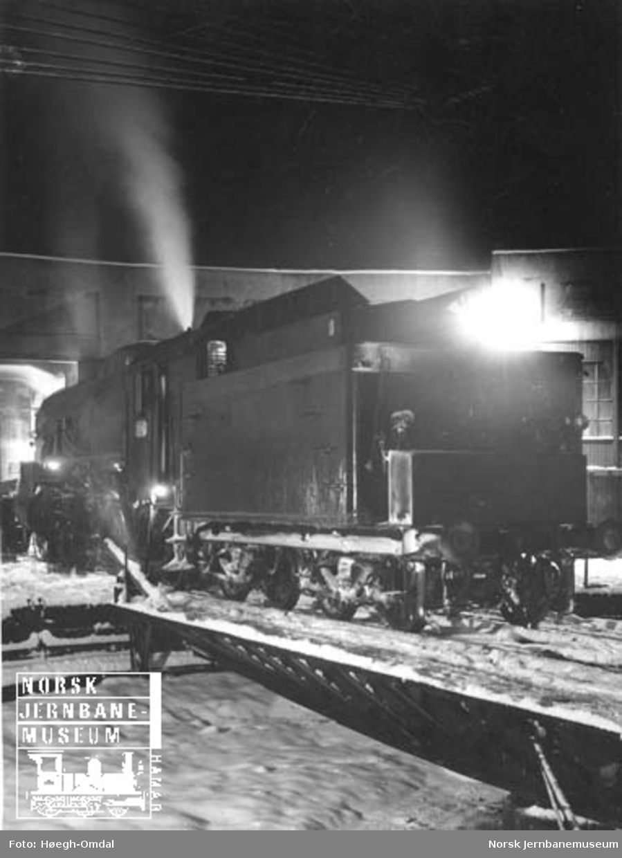 I full puss : Damplokomotiv type 31b på vei fra svingskiva og inn i lokomotivstallen