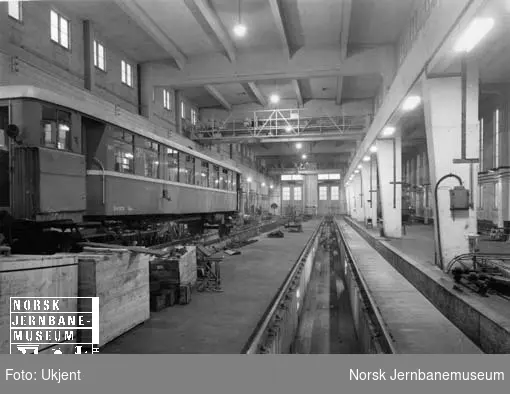 Interiørbilde fra verkstedet Krossen med smalsporet motorvogn litra Cmbo nr. 2672