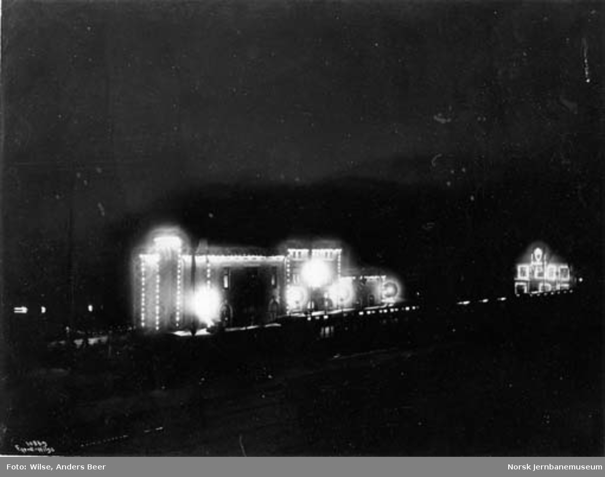 Bergensbanens åpningstog på en illuminert Voss stasjon